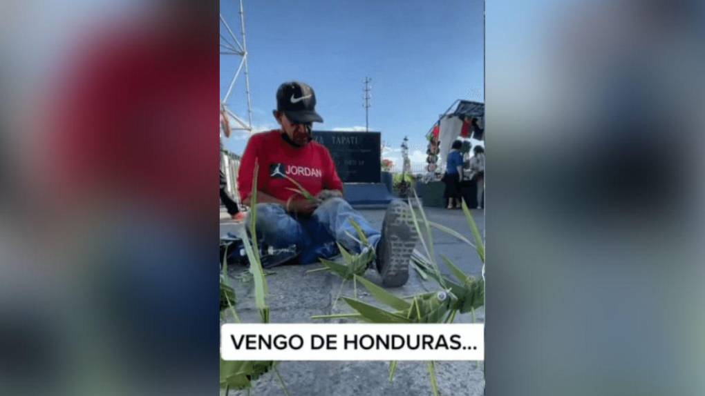 Migrante hondureño cautiva a artista mexicano con elaboración de adornos con hojas de palmera de coco