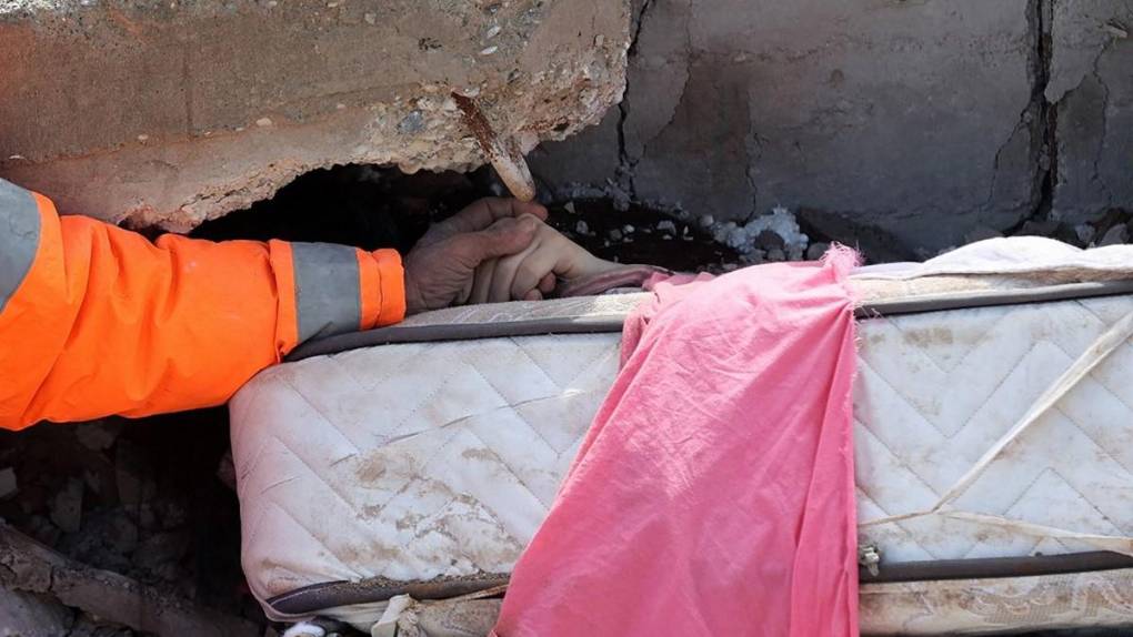 Historia detrás de la foto de un padre sosteniendo la mano de su hija muerta bajo escombros del sismo en Turquía y Siria