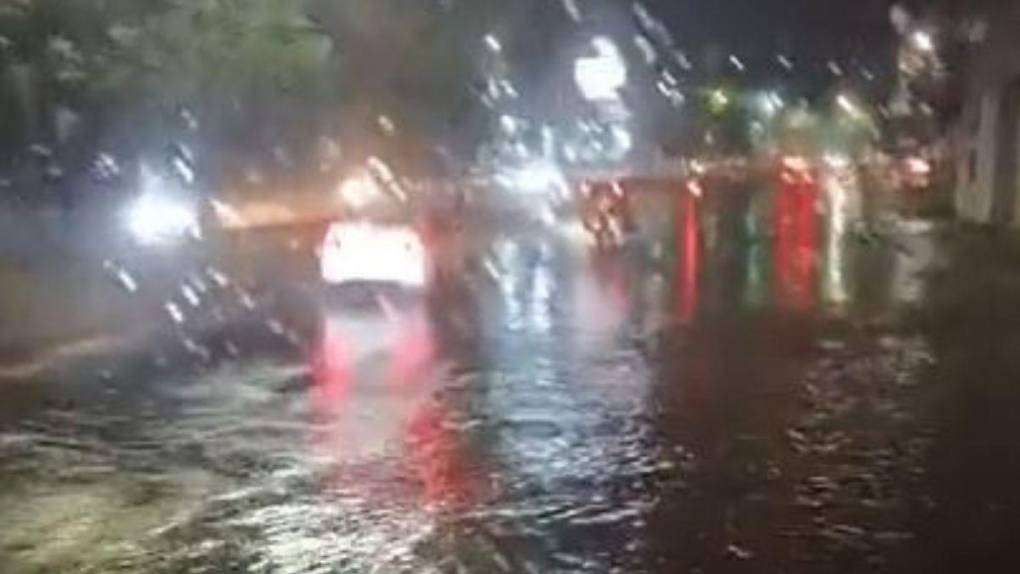 Calles inundadas y daños materiales: imágenes de la lluvia que azotó la capital