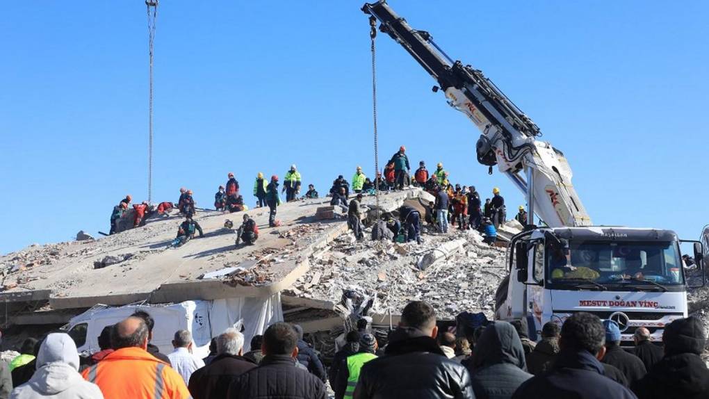 Historia detrás de la foto de un padre sosteniendo la mano de su hija muerta bajo escombros del sismo en Turquía y Siria