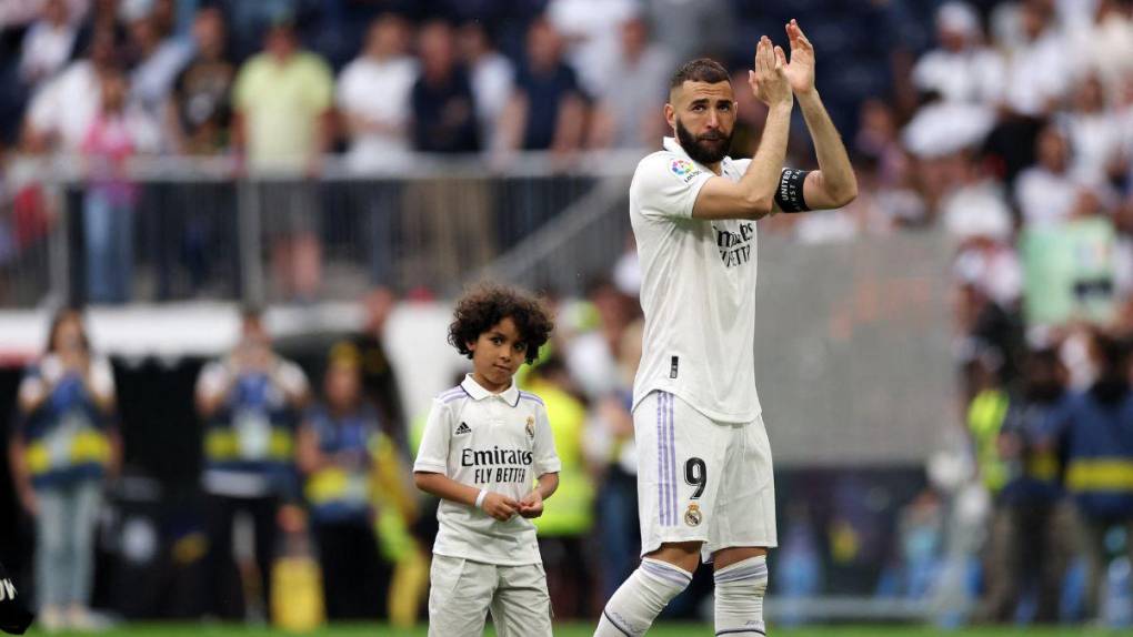 Aplausos, un último grito y homenaje a Benzema en su despedida del Real Madrid