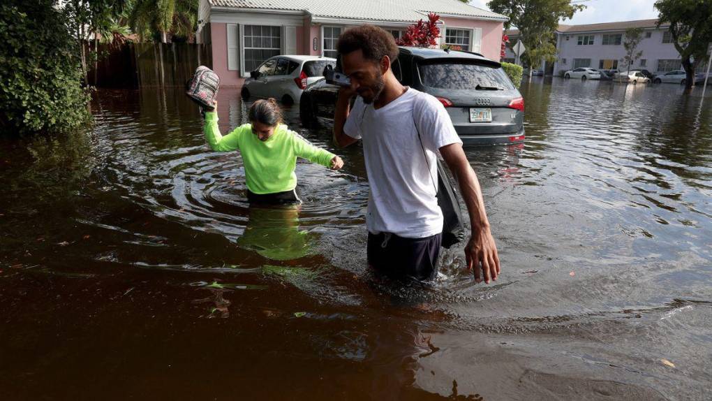 Cierran escuelas y aeropuerto por “lluvias históricas” en Fort Lauderdale, Estados Unidos