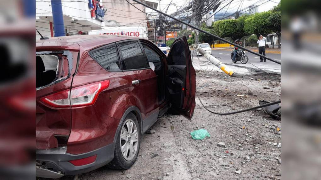 Heridos, un carro destruido y zonas sin energía eléctrica: detalles del accidente en el bulevar Morazán