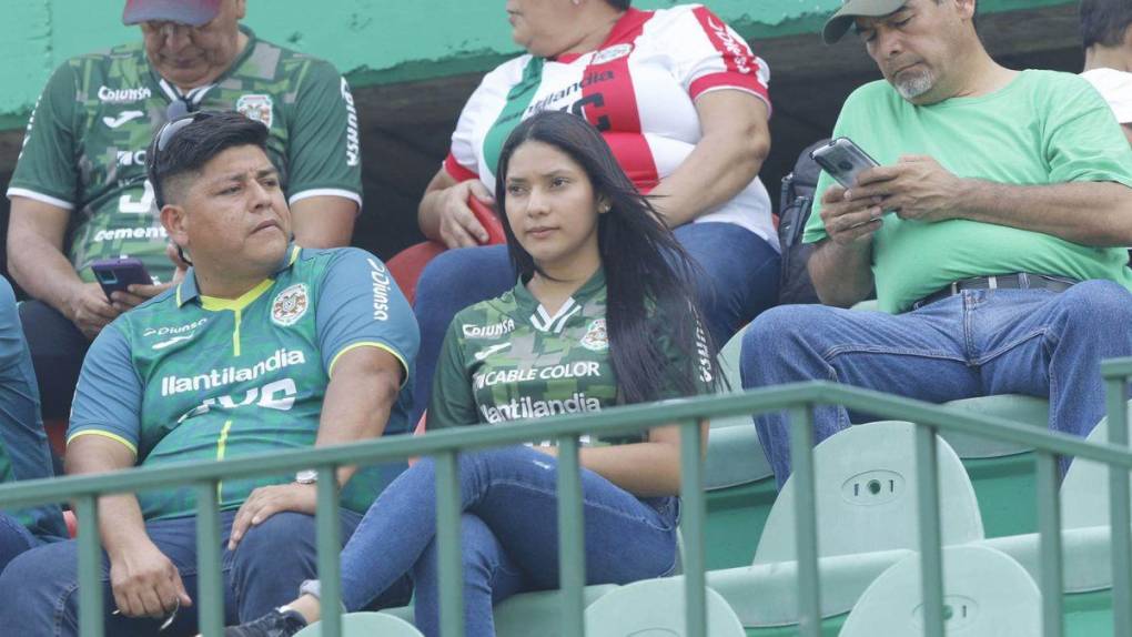 Pasión por el Monstruo y guapas aficionadas: gran ambiente en la semifinal Marathón vs Olimpia