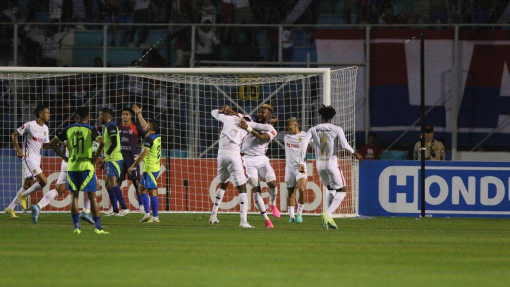 Caras largas, miradas perdidas y tristeza: las imágenes de los jugadores de Olancho FC tras la derrota ante Olimpia