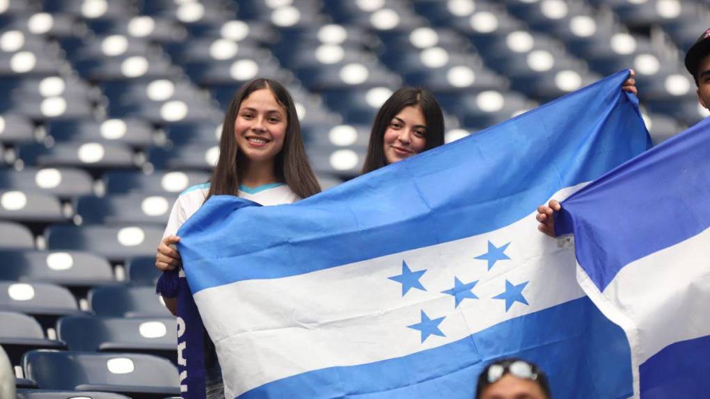 Duelo de bellezas: guapas aficionadas de Honduras y México engalanan el NRG Stadium