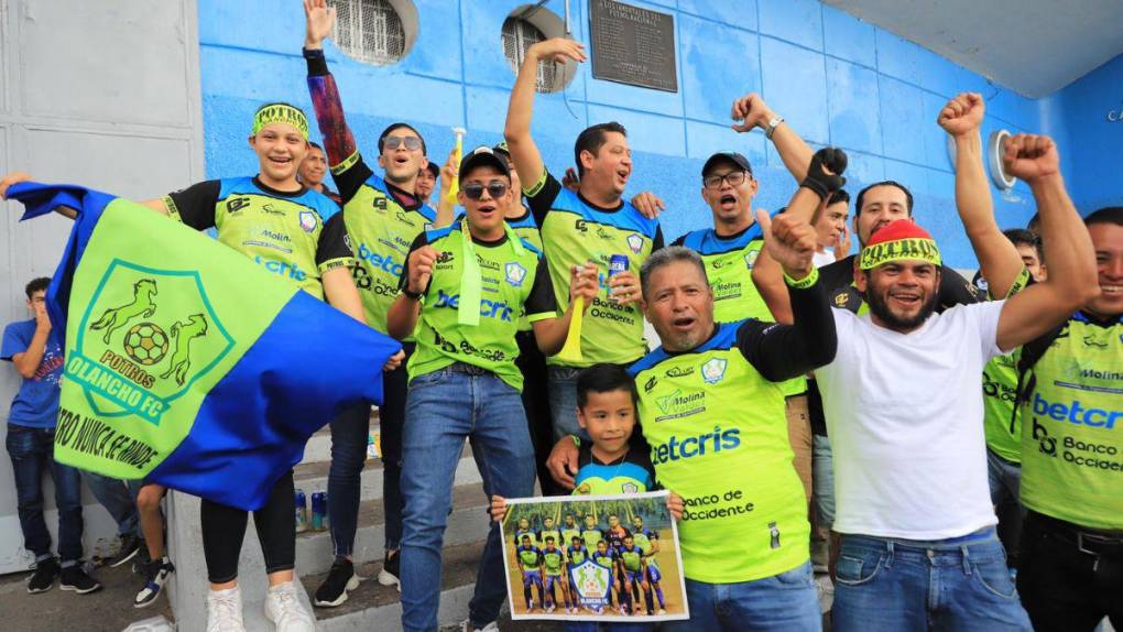 Aficionados olanchanos sorprenden en Tegucigalpa apoyando a los Potros