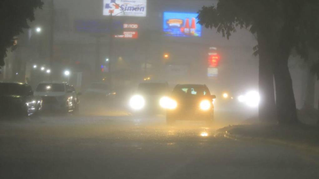 Torrenciales aguaceros y calles inundadas: las imágenes de las lluvias en San Pedro Sula