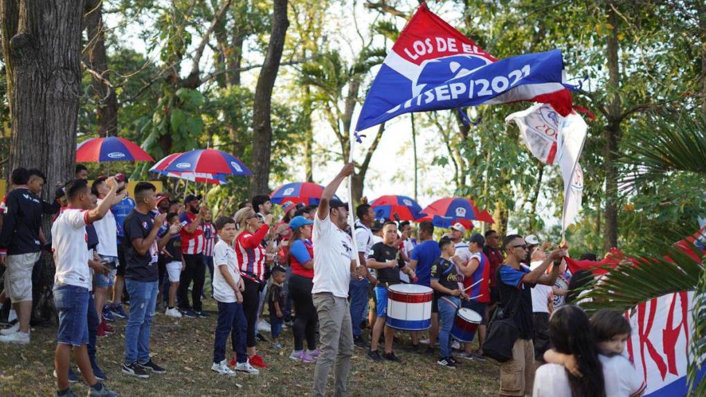 Impresionante banderazo: La Ultra Fiel acude a apoyar al Olimpia previo al clásico ante Marathón