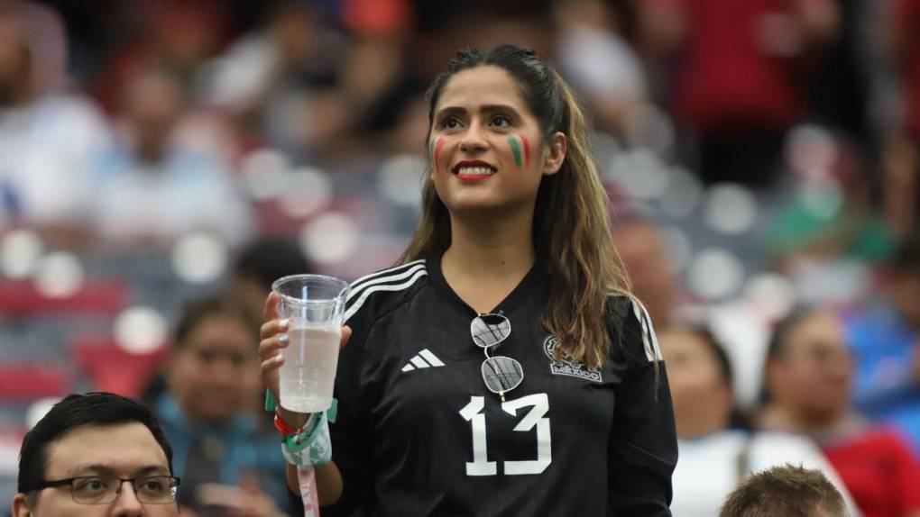 Duelo de bellezas: guapas aficionadas de Honduras y México engalanan el NRG Stadium