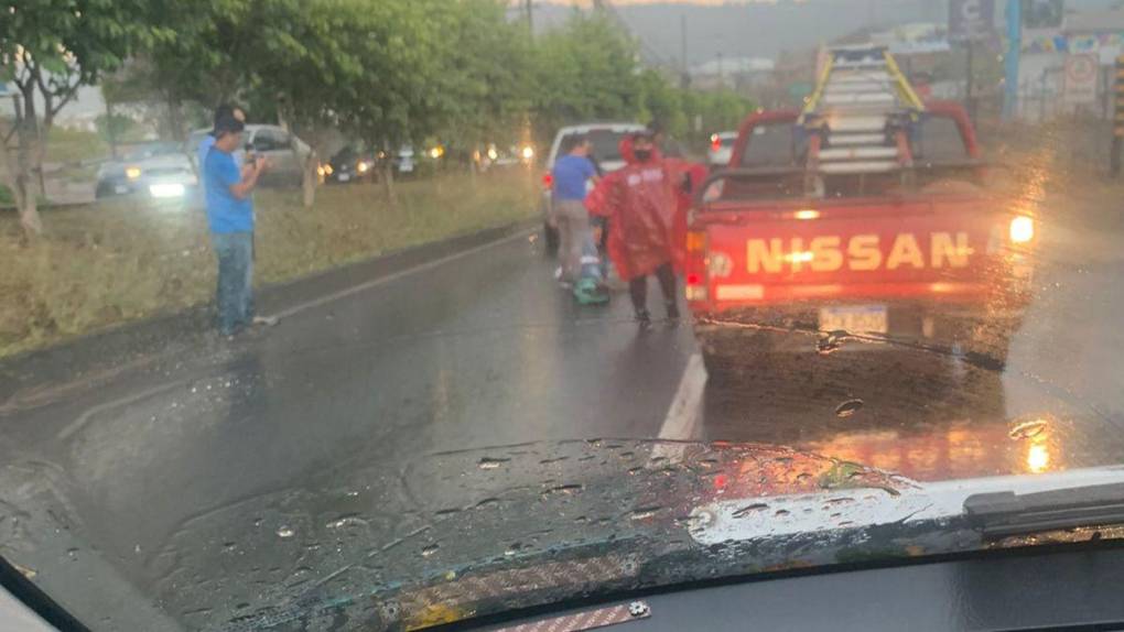 Tráfico y suspensión de energía provocó intensa lluvia con granizo en Tegucigalpa