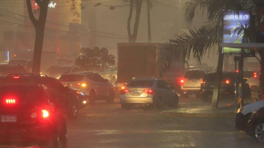 Torrenciales aguaceros y calles inundadas: las imágenes de las lluvias en San Pedro Sula