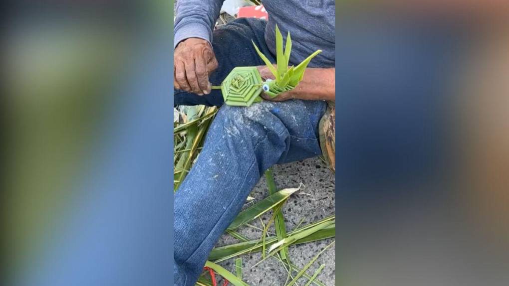 Migrante hondureño cautiva a artista mexicano con elaboración de adornos con hojas de palmera de coco