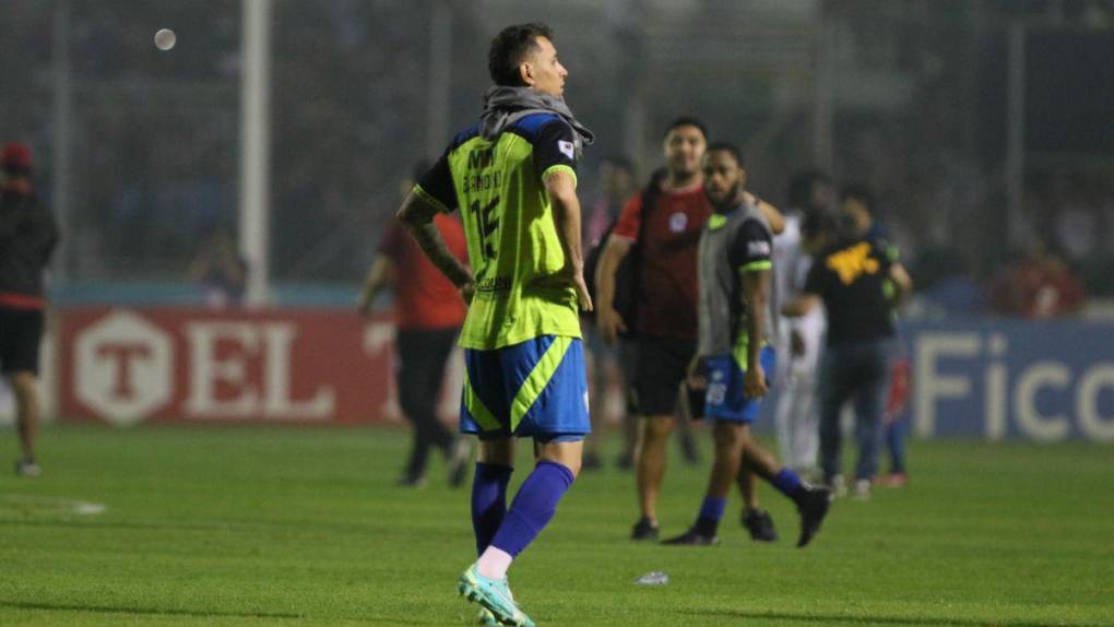 Caras largas, miradas perdidas y tristeza: las imágenes de los jugadores de Olancho FC tras la derrota ante Olimpia