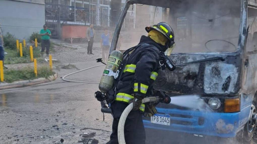 Mano criminal, incendio y protesta: así quemaron el bus “rapidito” en el bulevar Suyapa