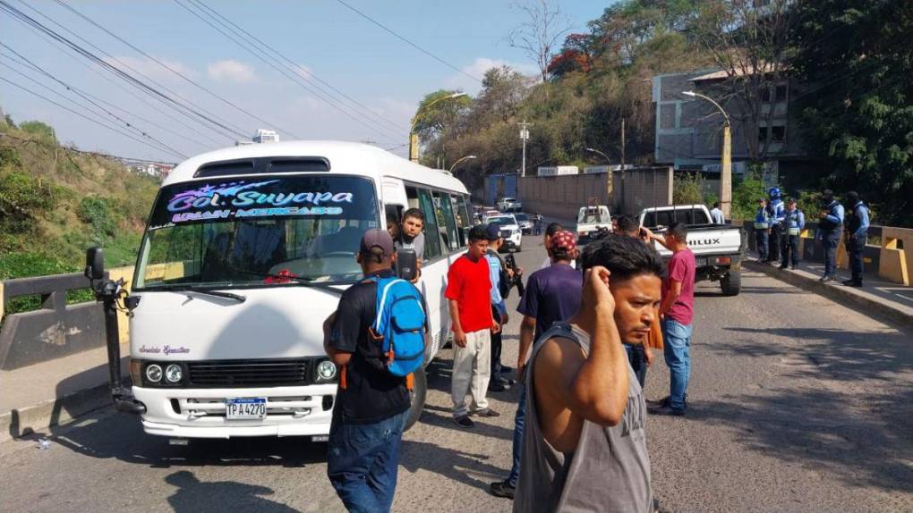 Mano criminal, incendio y protesta: así quemaron el bus “rapidito” en el bulevar Suyapa