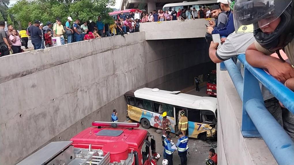 Las 15 imágenes más impactantes del accidente de bus rapidito en bulevar Suyapa