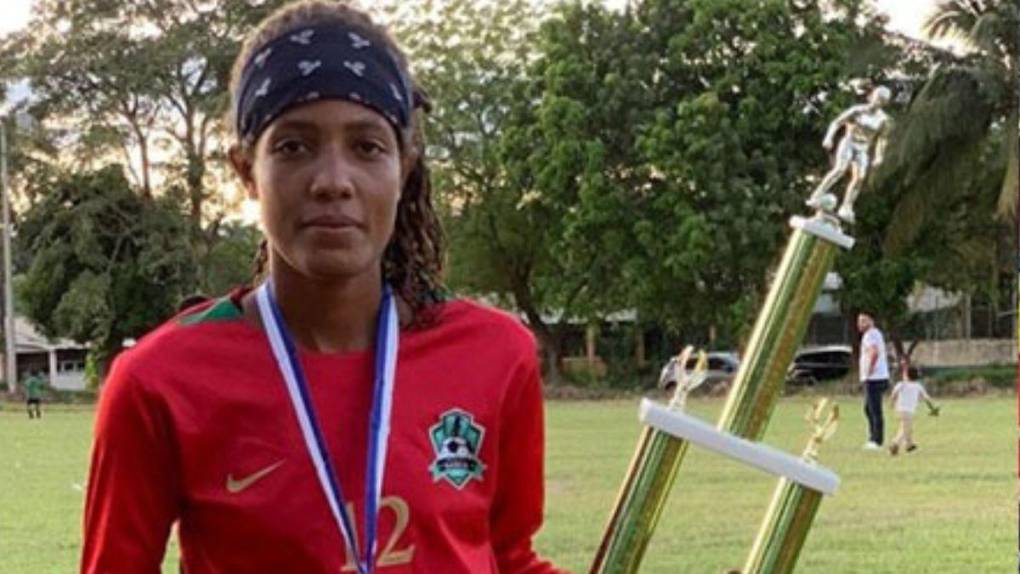 Goleadora y sensación en el fútbol femenil: así es Mayra, la hermana de Jerry Bengtson