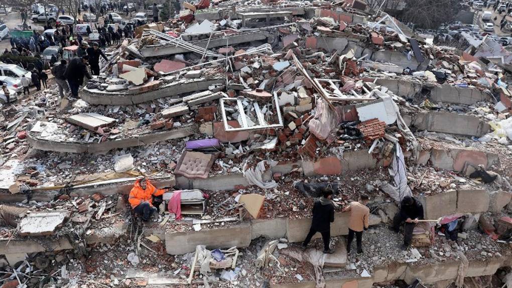 Historia detrás de la foto de un padre sosteniendo la mano de su hija muerta bajo escombros del sismo en Turquía y Siria