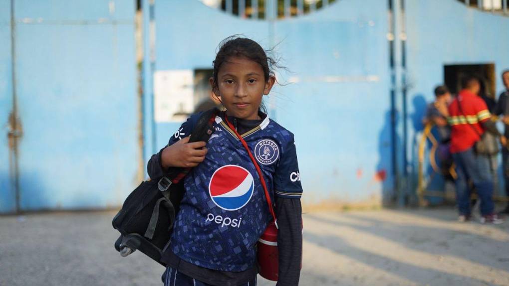 Bellas mujeres y gran ambiente: aficionados comienzan a llegar al Olímpico para el Motagua vs Pachuca