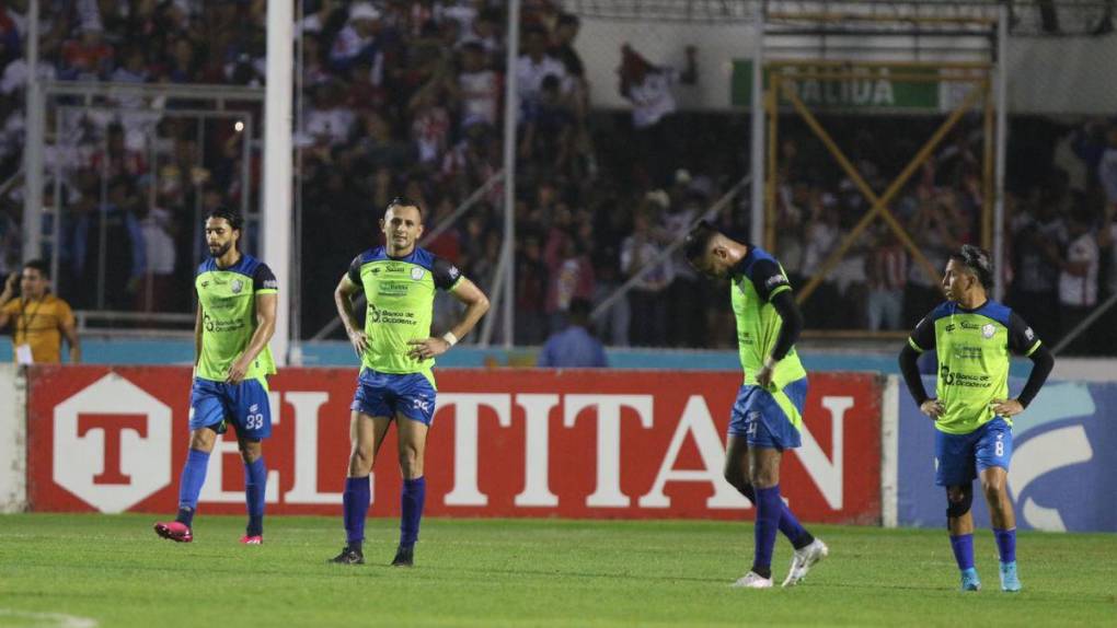 Caras largas, miradas perdidas y tristeza: las imágenes de los jugadores de Olancho FC tras la derrota ante Olimpia