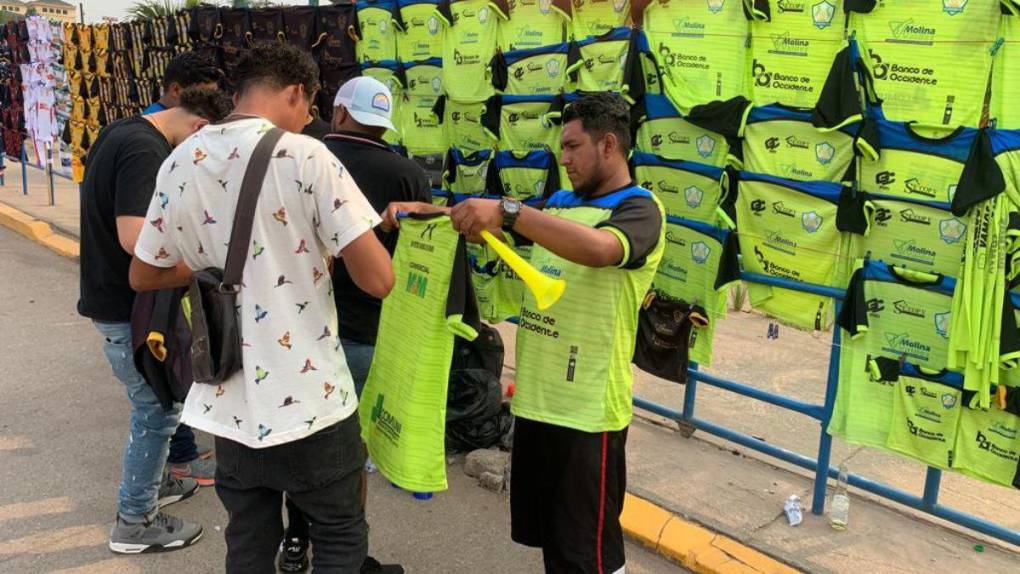 Lucha por no descender, aficionados fieles y las bellezas: así se vive el ambiente en los estadios de la Liga Nacional