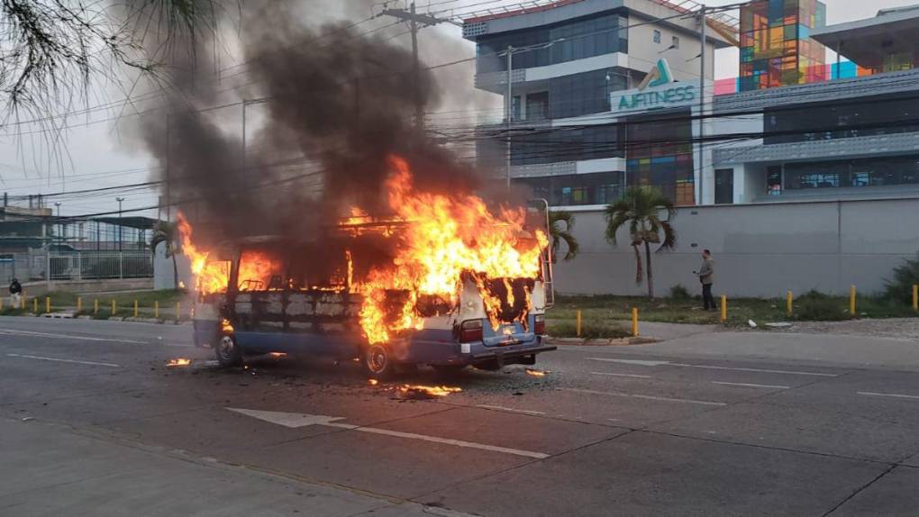 Mano criminal, incendio y protesta: así quemaron el bus “rapidito” en el bulevar Suyapa