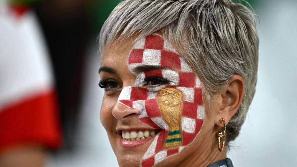 ¡Duelo de bellezas! Hermosas aficionadas de Croacia y Brasil engalanan las graderías en Qatar