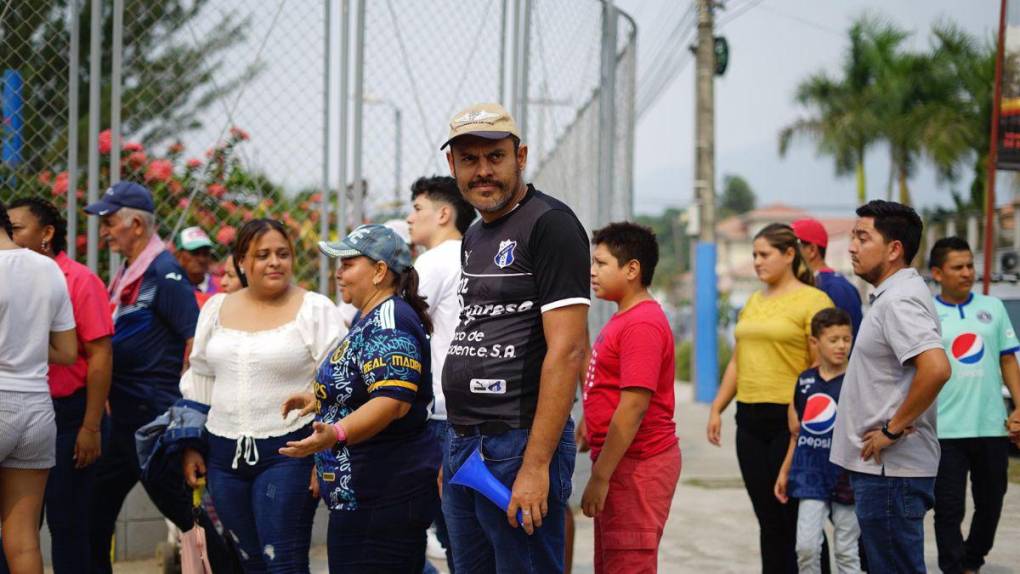 Lucha por no descender, aficionados fieles y las bellezas: así se vive el ambiente en los estadios de la Liga Nacional