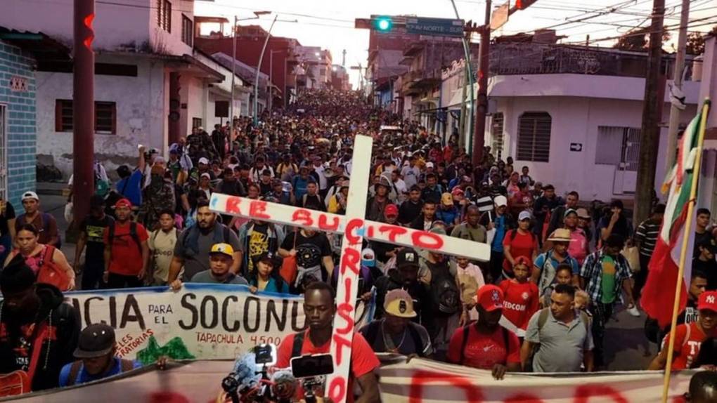 ”No tenemos de otra”: caravana migrante sigue su camino por México