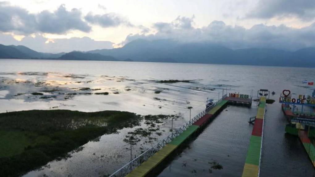 Vistosos y atractivos para el turismo, así son los muelles a desmantelar en el Lago de Yojoa