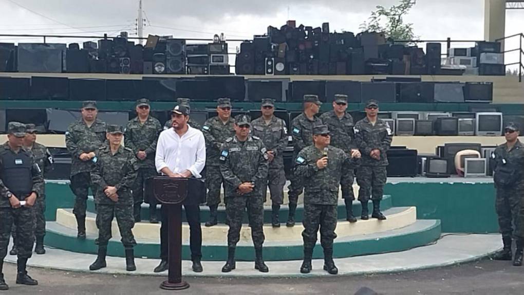 Las armas y municiones de diferentes calibres que fueron decomisadas en las cárceles de Honduras