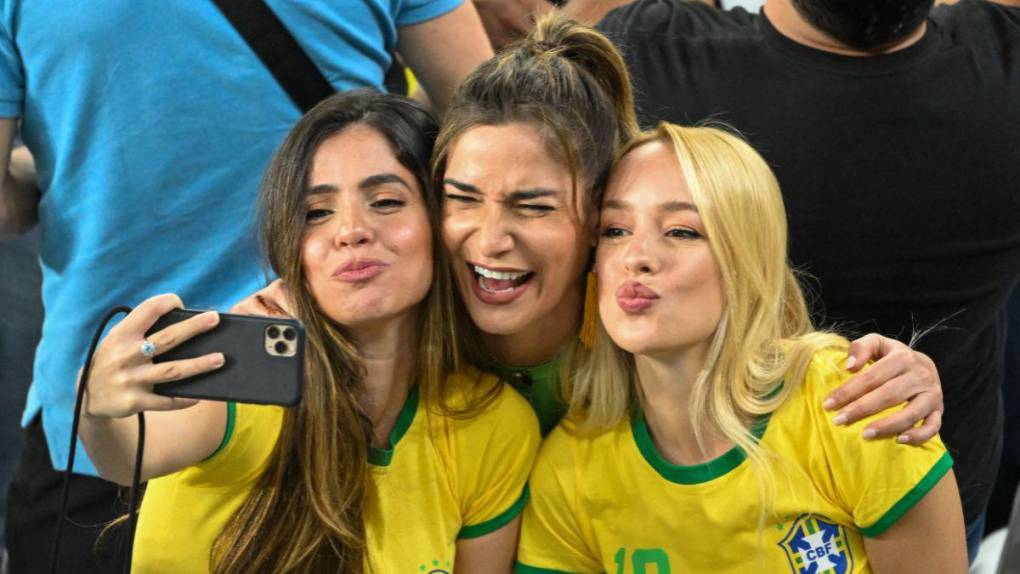 ¡Duelo de bellezas! Hermosas aficionadas de Croacia y Brasil engalanan las graderías en Qatar