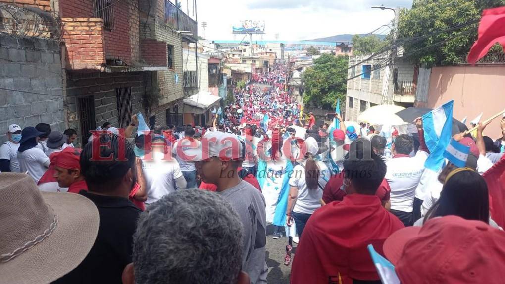 Así fue el ingreso de Mel Zelaya junto a la Resistencia al Estadio Nacional