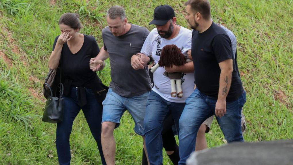 ¡Desgarrador! Así sepultaron a los niños asesinados en masacre en guardería de Brasil