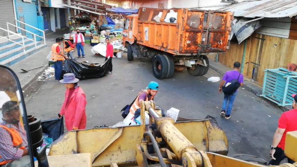 Mercados capitalinos amanecen inundados de basura tras festejos de Año Nuevo