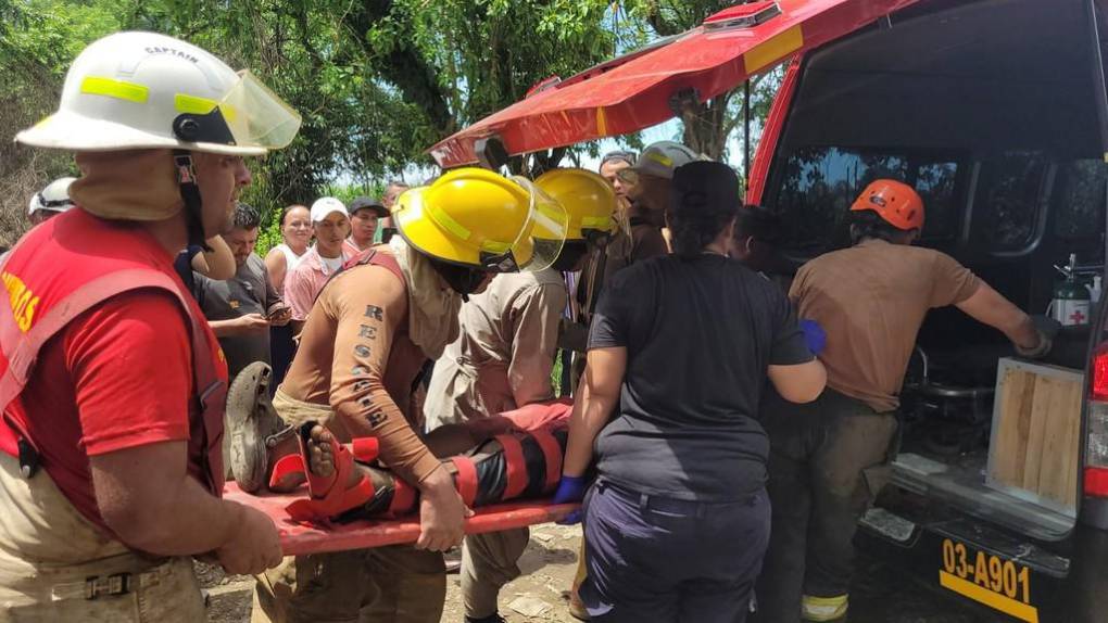 Escena del desastre: imágenes del accidente en El Progreso donde murió un niño y 15 personas resultaron heridas