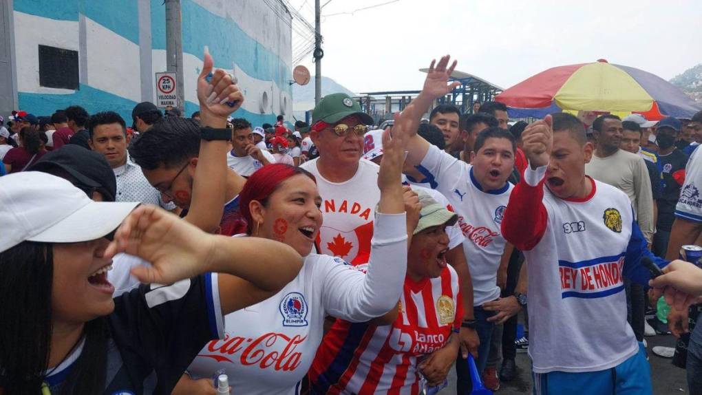 Con gran carnaval, Ultra Fiel pone la fiesta en la final entre Olimpia y Olancho FC