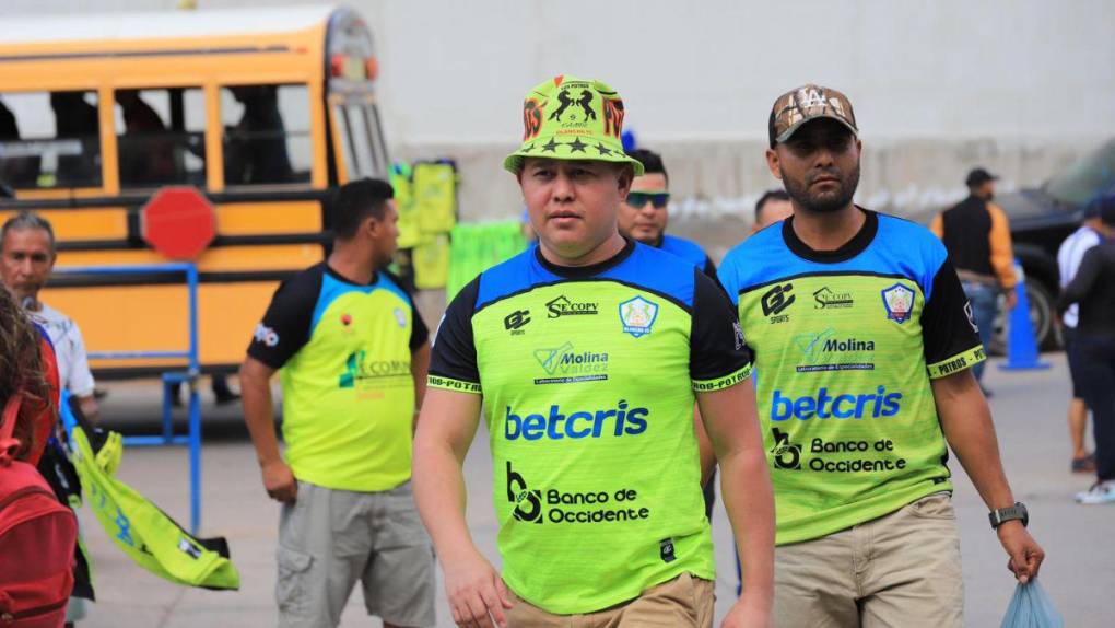 Largas filas, gran colorido y bellas mujeres: el ambiente previo a la semifinal Olancho FC - Real España