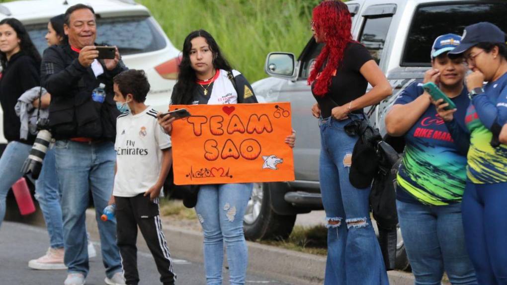 Con carteles, pompones y en familia apoyan a ciclistas en la Vuelta 2022 de El Heraldo