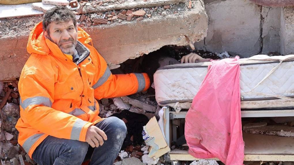 Historia detrás de la foto de un padre sosteniendo la mano de su hija muerta bajo escombros del sismo en Turquía y Siria