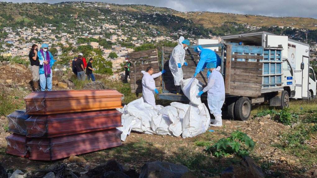 Entierran 19 cadáveres que permanecían en la morgue; algunos sí fueron identificados