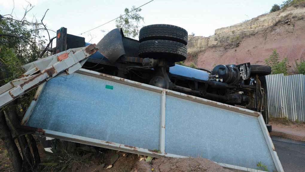 Cisterna casi provoca tragedia al volcarse en anillo periférico