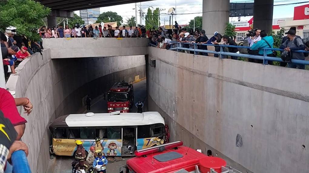 Las 15 imágenes más impactantes del accidente de bus rapidito en bulevar Suyapa