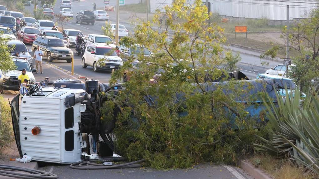 Cisterna casi provoca tragedia al volcarse en anillo periférico