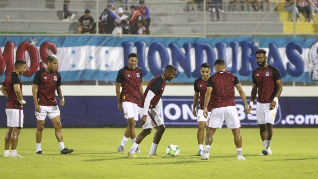 Belleza y mucho colorido: así es el ambiente en el Olimpia vs Honduras Progreso