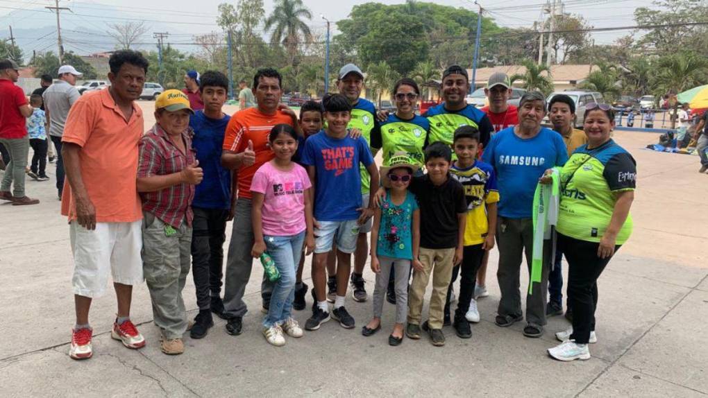 Lucha por no descender, aficionados fieles y las bellezas: así se vive el ambiente en los estadios de la Liga Nacional