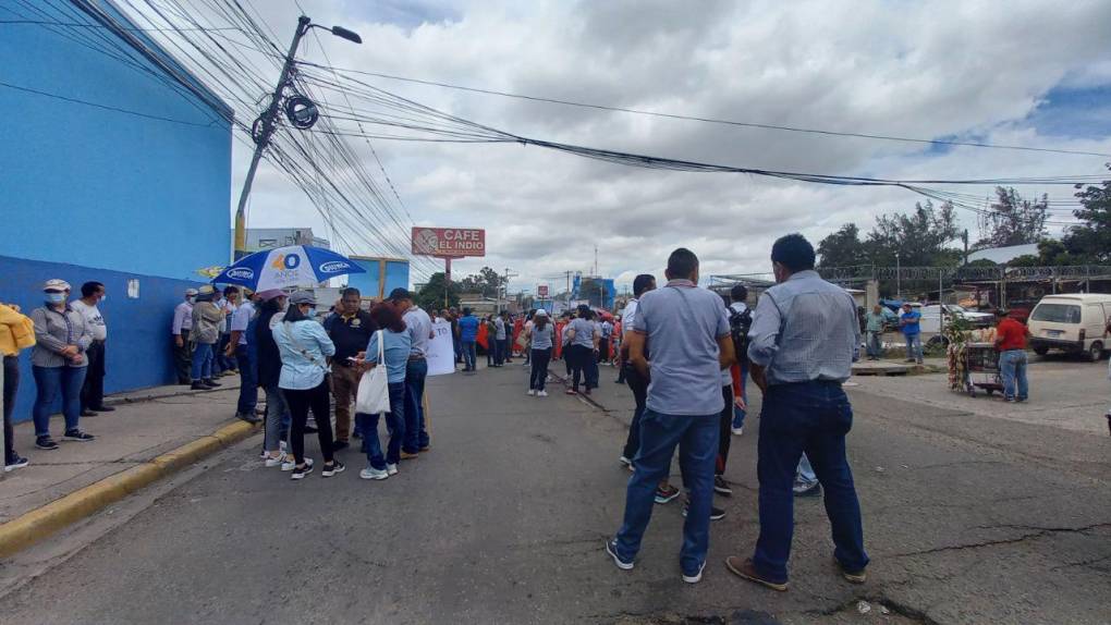 Por acoso laboral y despidos injustificados, protestan empleados del SANAA