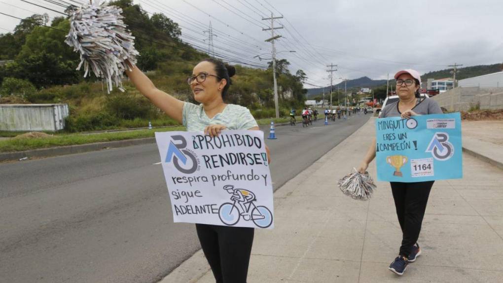 Con carteles, pompones y en familia apoyan a ciclistas en la Vuelta 2022 de El Heraldo