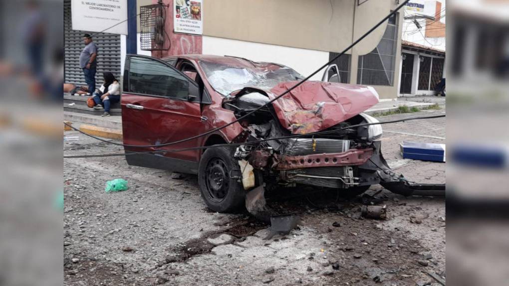 Heridos, un carro destruido y zonas sin energía eléctrica: detalles del accidente en el bulevar Morazán